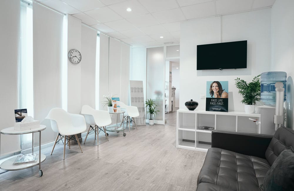 Modern waiting room at Cirumed Clinic, Marbella, Spain, specializing in cosmetic surgery.
