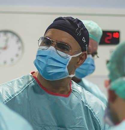 Cirujano estético en quirófano de Cirumed Clinic, Marbella - España.