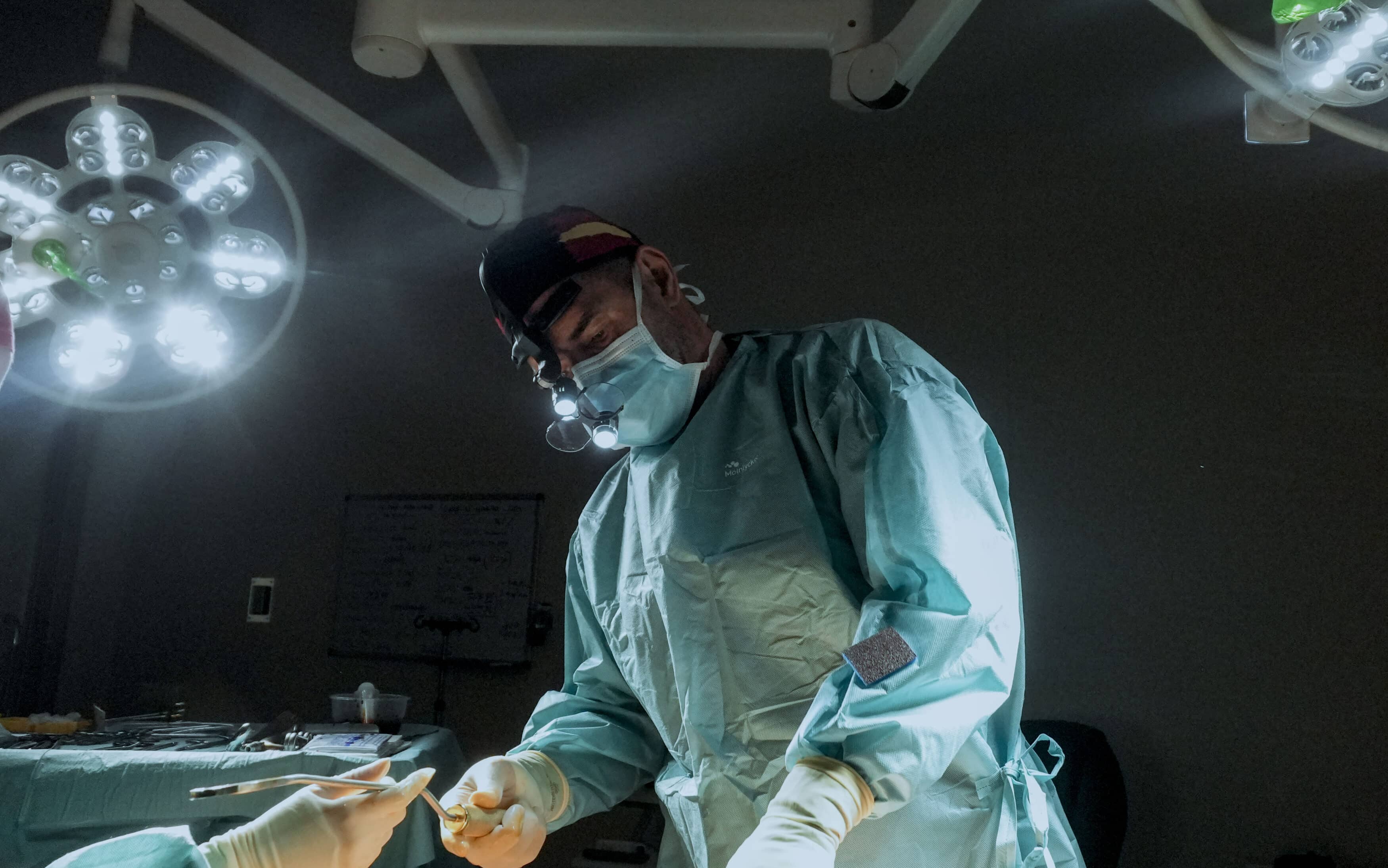 Cirujano realizando una operación estética en la Cirumed Clinic de Marbella - España.