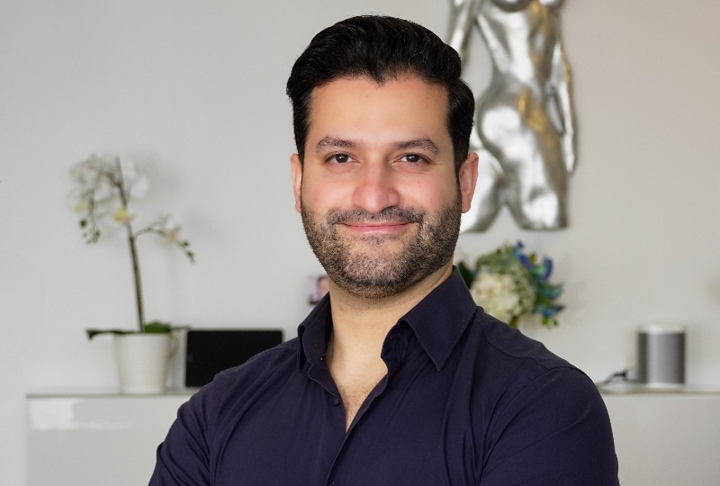 Dr. Resa - Cosmetic Surgeon at Cirumed Clinic, Marbella - Spain, specializing in beauty procedures.