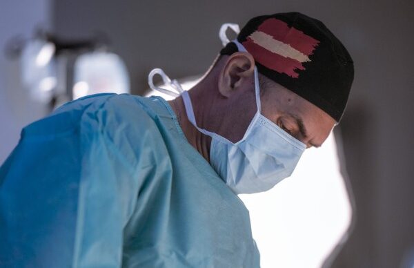 “Cirujano estético en plena operación en Cirumed Clinic, Marbella - España.”