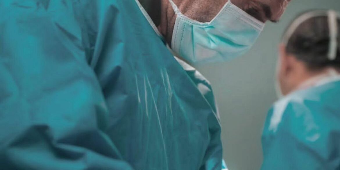 Cirujano estético trabajando en una intervención quirúrgica en Marbella - España.