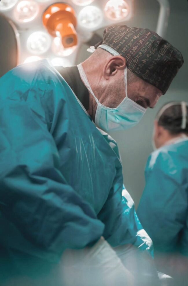 Cirujano estético trabajando en una intervención quirúrgica en Marbella - España.