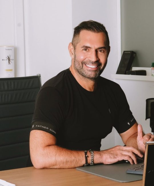 Dr. Alexander Amir Aslani, cirujano plástico en consulta clínica - Marbella